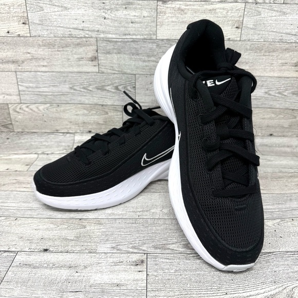 NIB- Nike Uplift SC Black and White Running Shoe Sz 7Y/8.5 Women’s - Picture 3 of 10